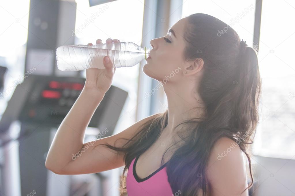 sporty woman drinking mineral water