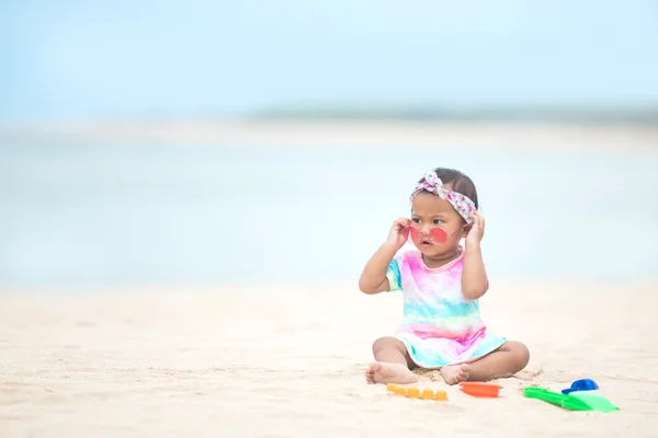 Baby Mädchen spielt Spielzeug — Stockfoto