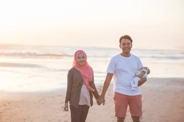 Ouders met baby plezier op strand — Stockfoto