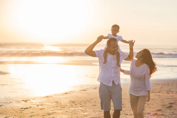 Feliz familia y bebé disfrutando de la puesta del sol — Foto de Stock