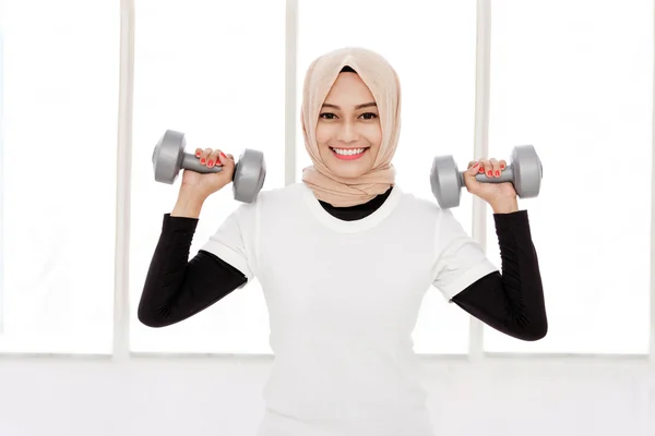 Wanita Asia sporty mengangkat dumbbells — Stok Foto