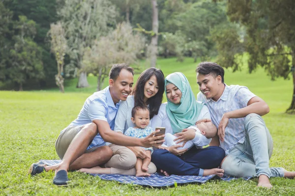 Jovem asiático famílias no parque — Fotografia de Stock