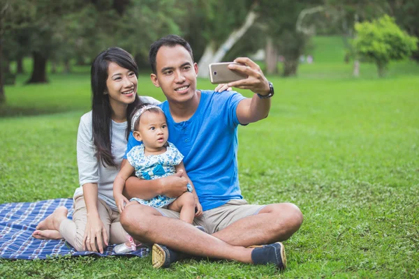 Семья, делающая селфи с помощью мобильного телефона — стоковое фото