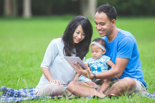 Baby in park met behulp van tablet pc — Stockfoto