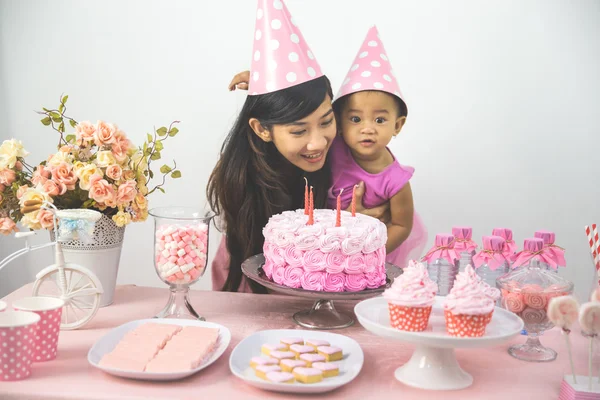 Chica celebrando su primer cumpleaños con su madre —  Fotos de Stock