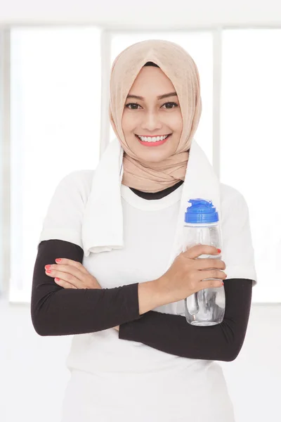 Kvinna med en flaska mineralvatten — Stockfoto