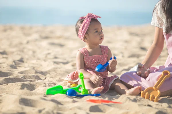 Mädchen mit Mutter am Strand — Stockfoto