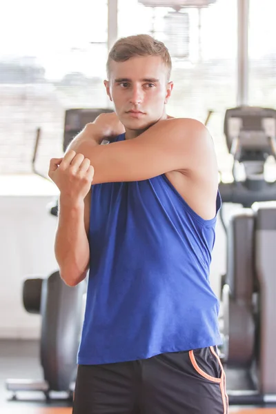 Uomo braccio teso in palestra — Foto Stock