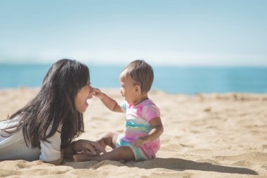 birlikte oynayan anne ve bebek kız