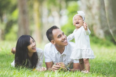 mutlu bir aile çim üzerinde yalan