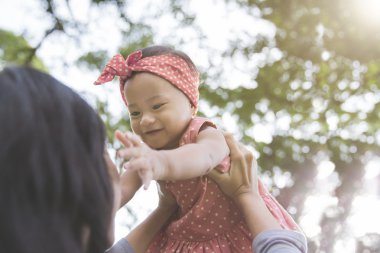 mutlu anne taşıma gülümseyen bebek 