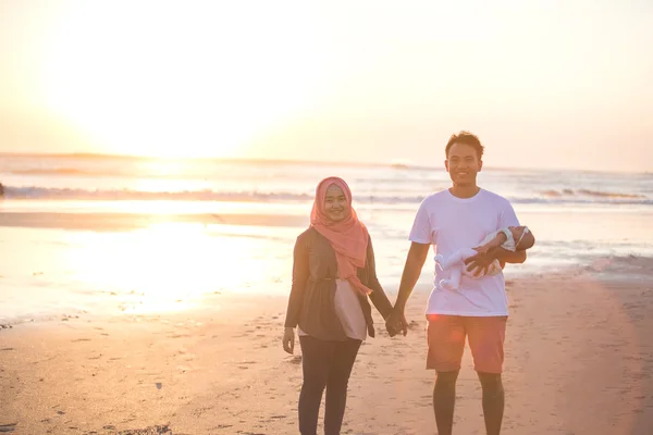 Pais com bebê se divertindo na praia — Fotografia de Stock