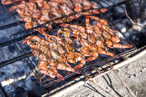 Grilling shrimp on campfire — Stock Photo, Image