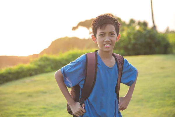 Niño llevando mochila — Foto de Stock