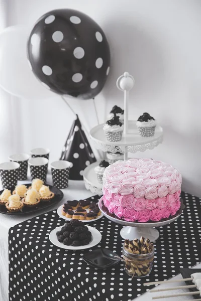 Decoración de fiesta de cumpleaños en blanco y negro — Foto de Stock