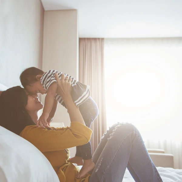 Madre jugando con el bebé en casa — Foto de Stock