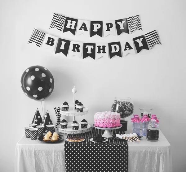 Decoración de fiesta de cumpleaños en blanco y negro —  Fotos de Stock