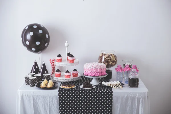 Decoração de festa de aniversário preto e branco — Fotografia de Stock