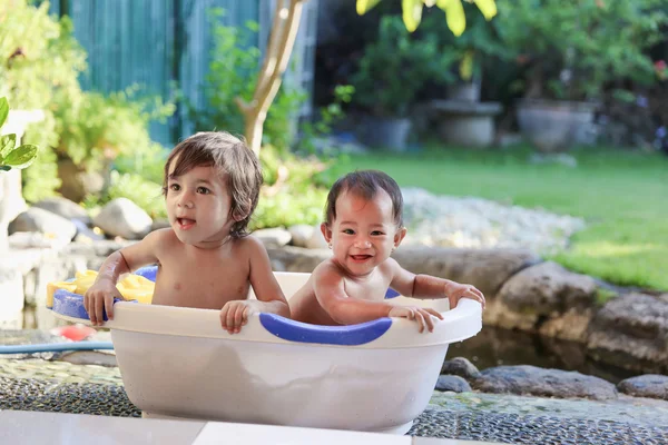 Dois bebezinhos tomando banho — Fotografia de Stock