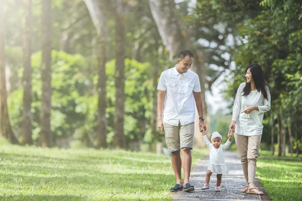 Família caminhando no parque juntos — Fotografia de Stock