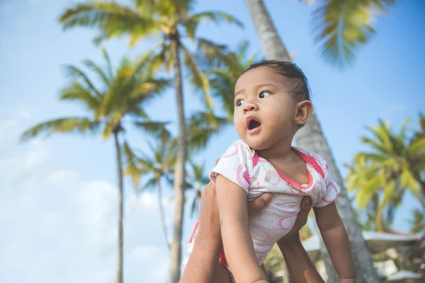 Vader dragen lachende baby — Stockfoto