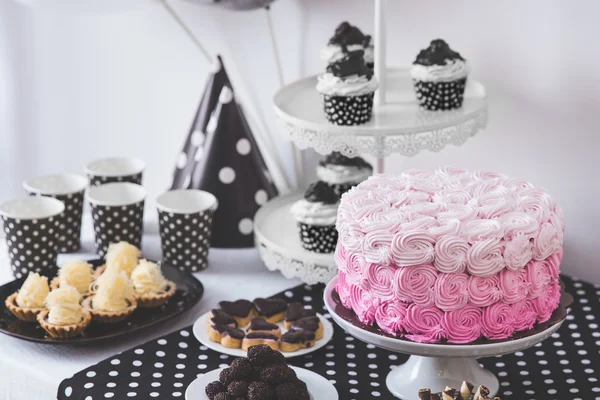 黒と白の誕生日パーティーの装飾 — ストック写真