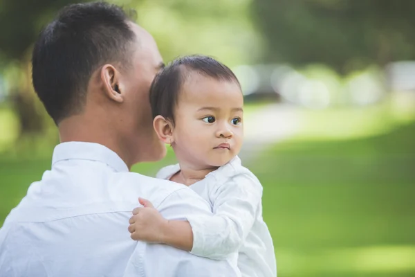 Padre felice che abbraccia il bambino sorridente — Foto Stock