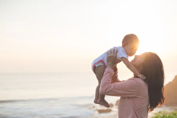 Matka drží holčičku na rukou — Stock fotografie