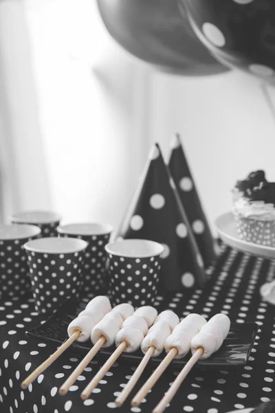 Černá a bílá Birthday party dekorace — Stock fotografie