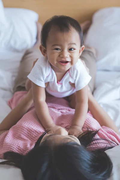 Mãe brincando com bebê em casa — Fotografia de Stock