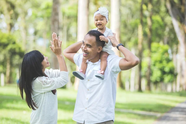 Pais com bebê bonito — Fotografia de Stock