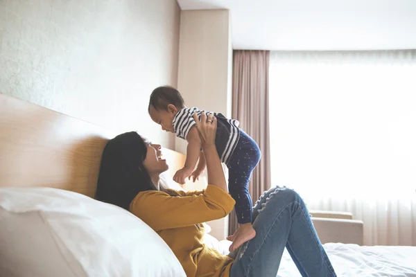 Madre jugando con el bebé en casa — Foto de Stock