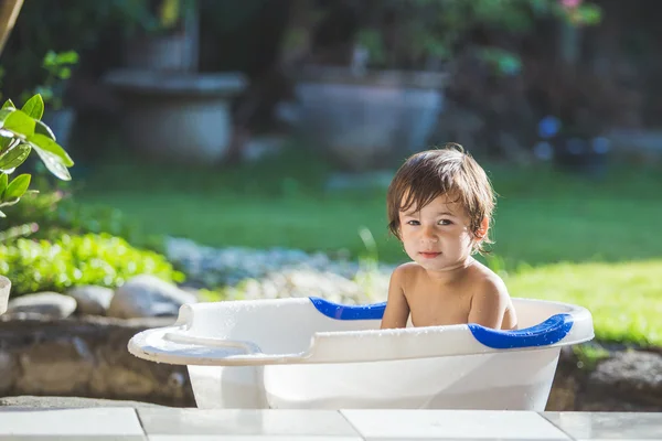 Menino feliz tomando banho — Fotografia de Stock