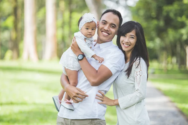 Föräldrar med söt baby — Stockfoto