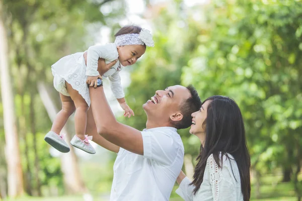 Pai com seu bebê bonito no parque se divertindo juntos — Fotografia de Stock