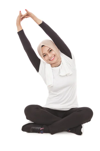 Kvinnan gör stretching sittande — Stockfoto