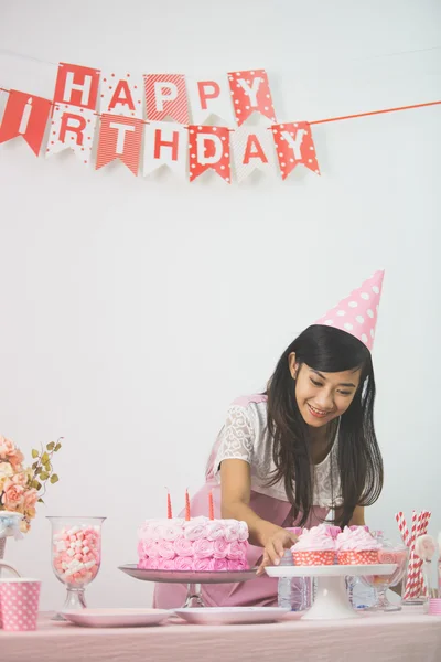 Preparar uma mesa para a festa de aniversário — Fotografia de Stock