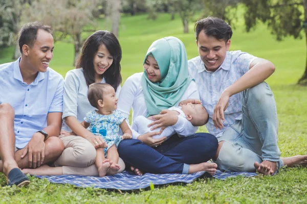 Giovani famiglie asiatiche godendo nel parco — Foto Stock