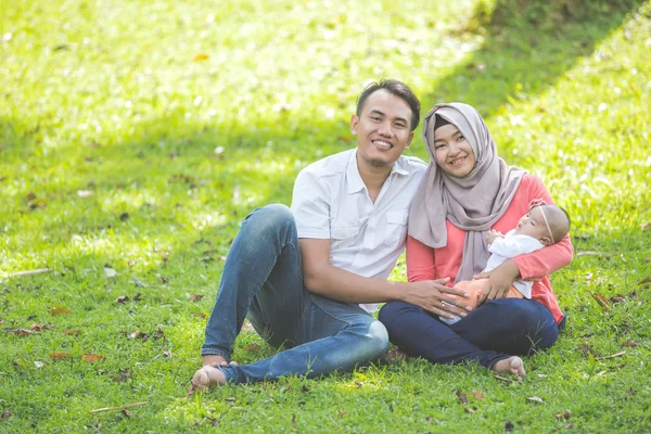 Asiatico felice famiglia con neonato nel parco — Foto Stock