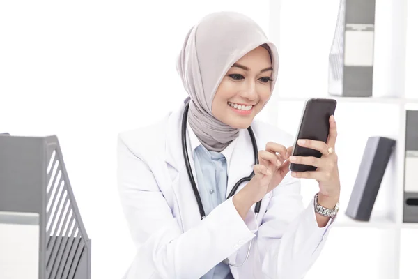 Bela asiático feminino médico usando celular — Fotografia de Stock