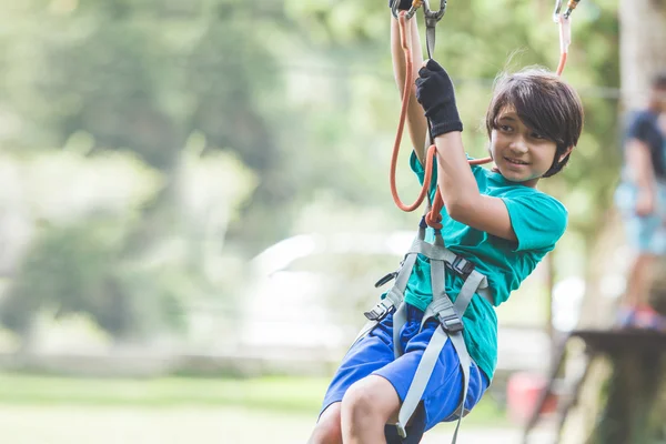 Active dzielnego chłopca w adventure park — Zdjęcie stockowe
