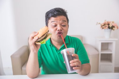 adam zevk evde hamburger yemek