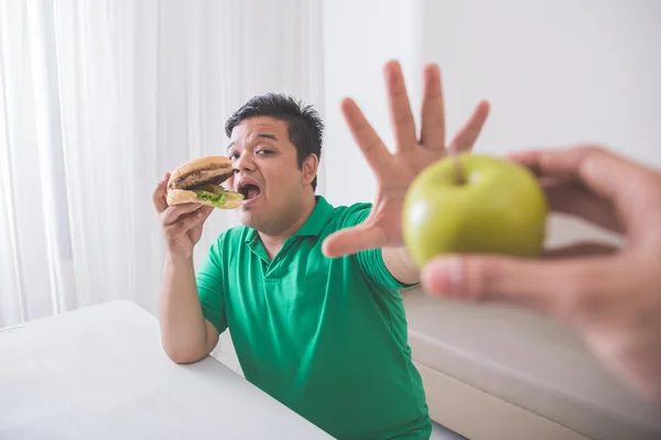 Mannen vägrar att äta hälsosamt — Stockfoto