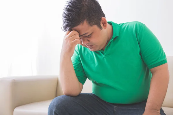 Overgewicht man drukken denken over zijn gewichtsprobleem — Stockfoto