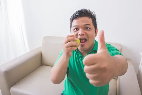 Hombre tratando de comer alimentos frescos saludables — Foto de Stock