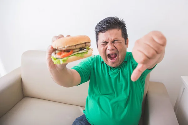 El hombre con sobrepeso deja de comer comida chatarra — Foto de Stock