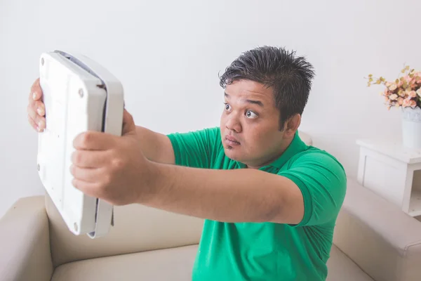 Bir ağırlık ölçekte ararken şok obez adam — Stok fotoğraf