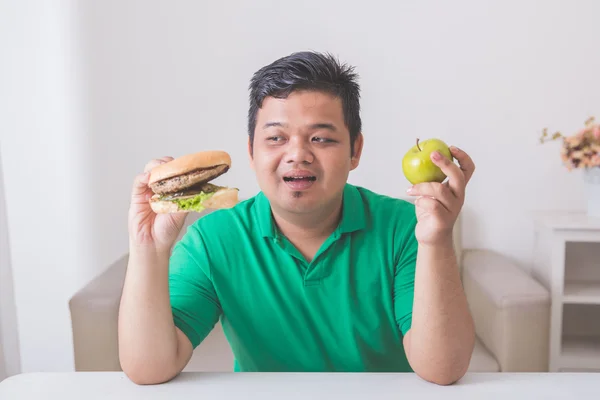 Alimentos saudáveis ou não saudáveis — Fotografia de Stock