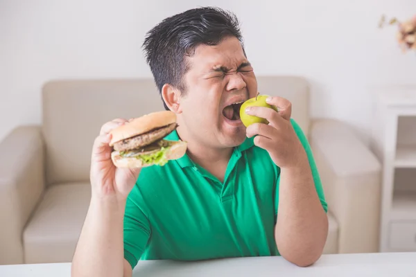 Alimentos saludables o poco saludables — Foto de Stock