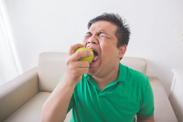 Overgewicht man heeft een hekel aan om gezond voedsel te eten — Stockfoto